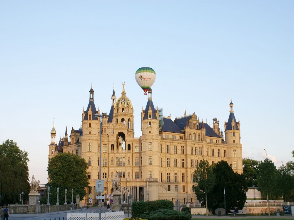 Heissluftballon über dem Schweriner Schloß
