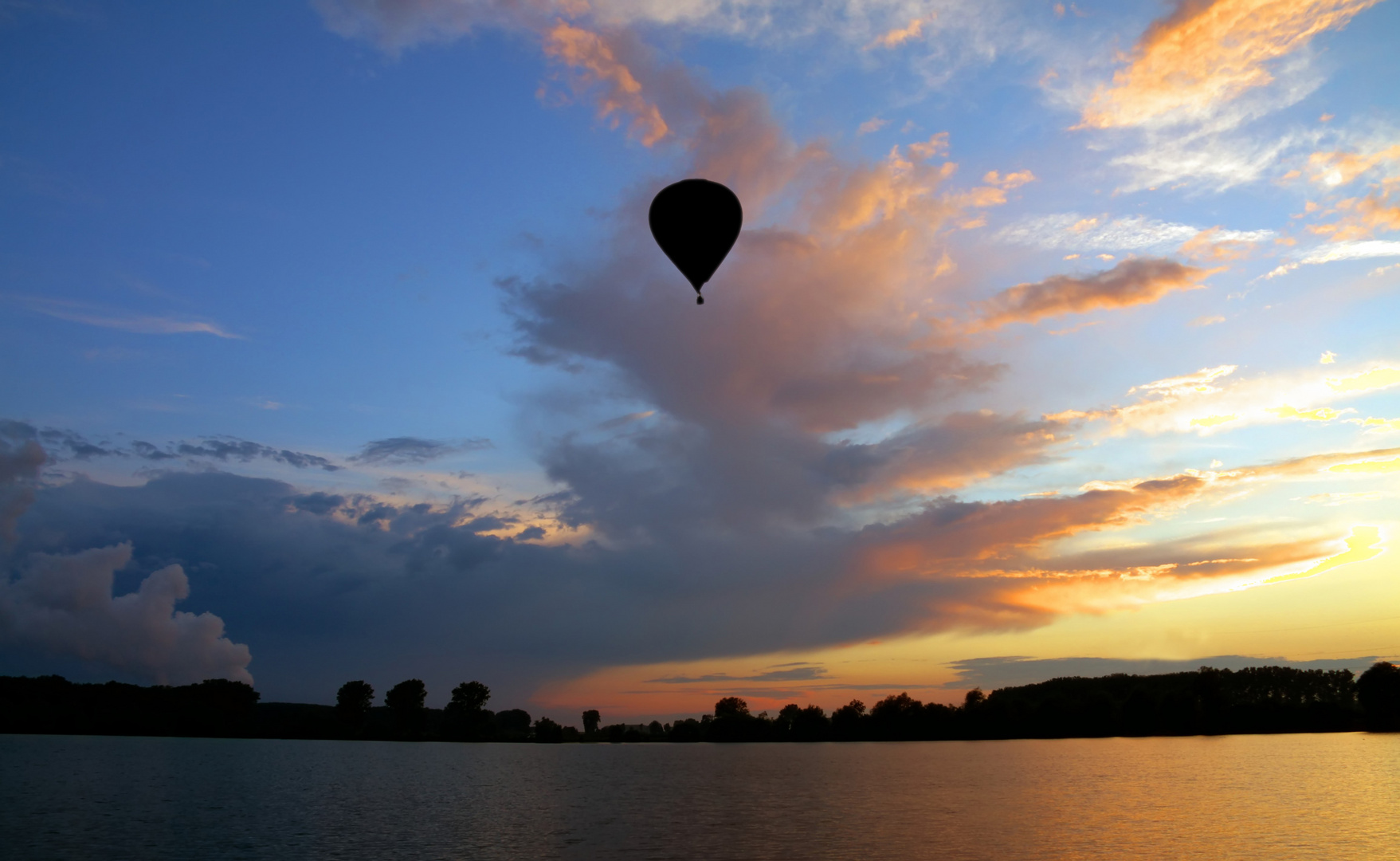 Heißluftballon über dem See