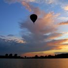 Heißluftballon über dem See