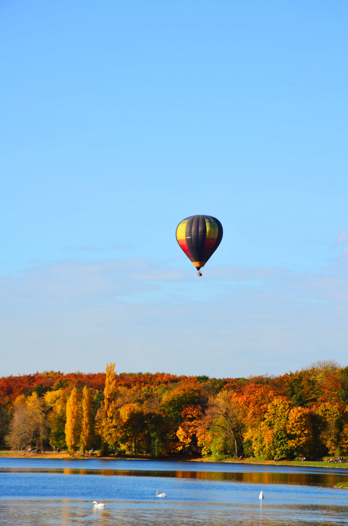 Heißluftballon über Herbstfarben