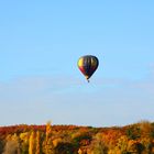 Heißluftballon über Herbstfarben