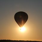 Heissluftballon über Vézelay (Frankreich)