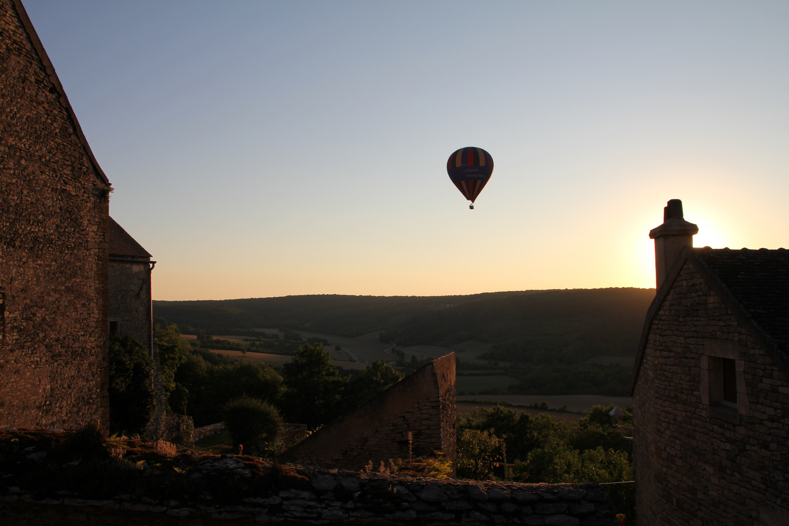 Heissluftballon über Vézelay2 (Frankreich)