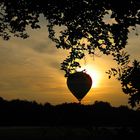 Heißluftballon vor einem Sonnenuntergang