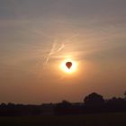 Heißluftballon vor einem Sonnenuntergang