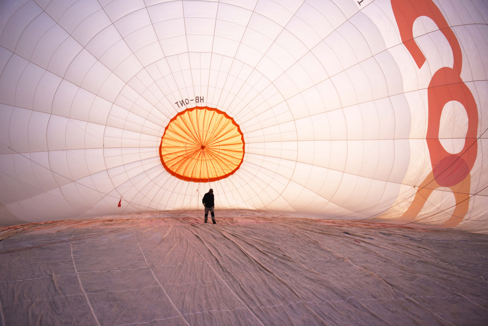 Heissluftballon wird gefüllt