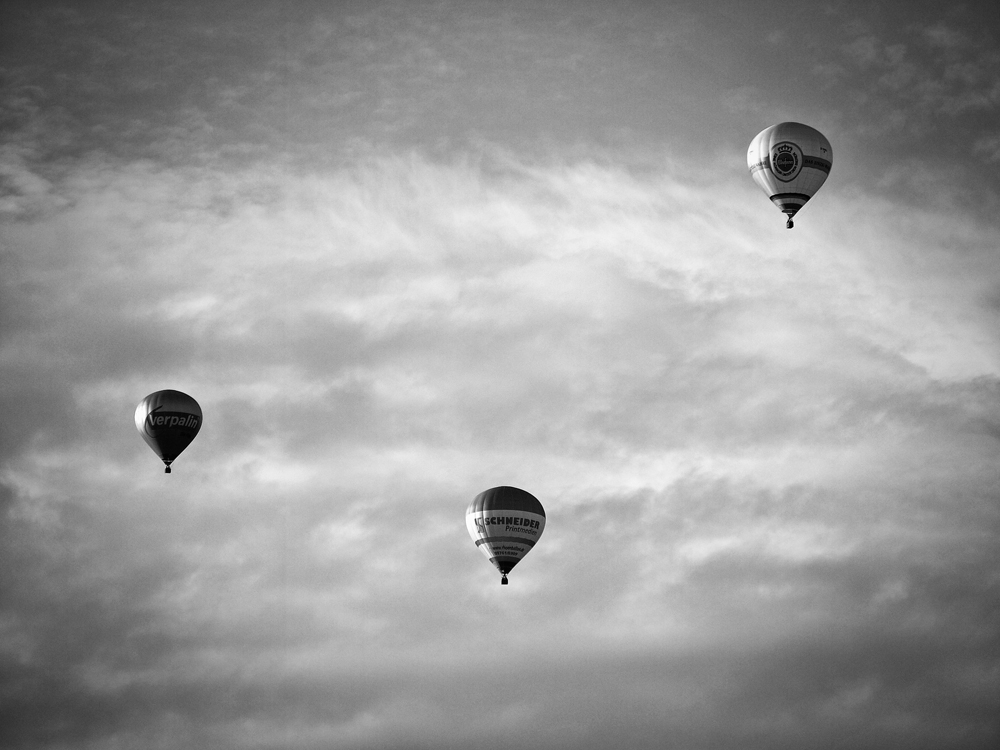 Heißluftballone am Abendhimmel