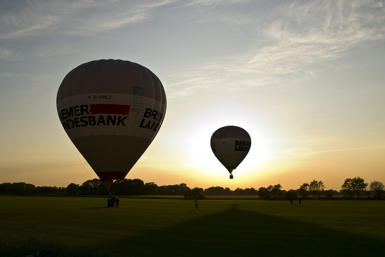 Heißluftballone bei Sonnenuntergang