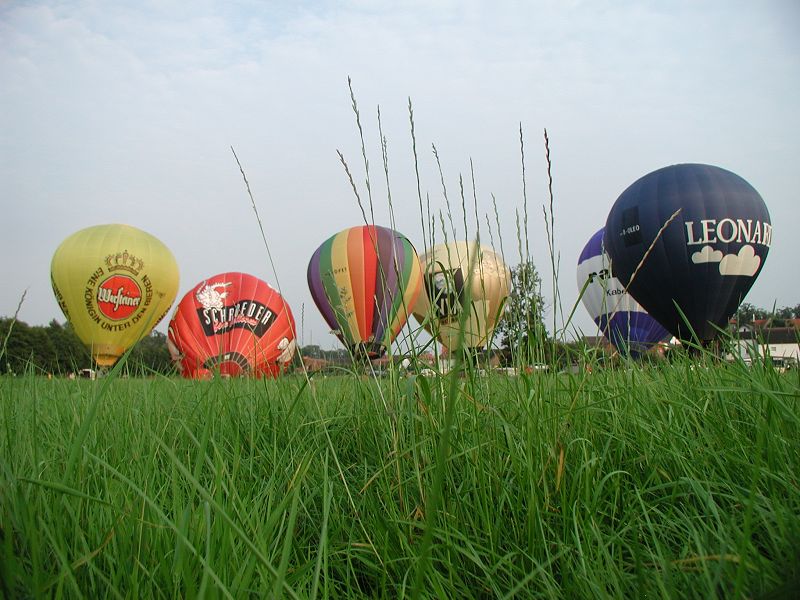 Heißluftballone beim Start