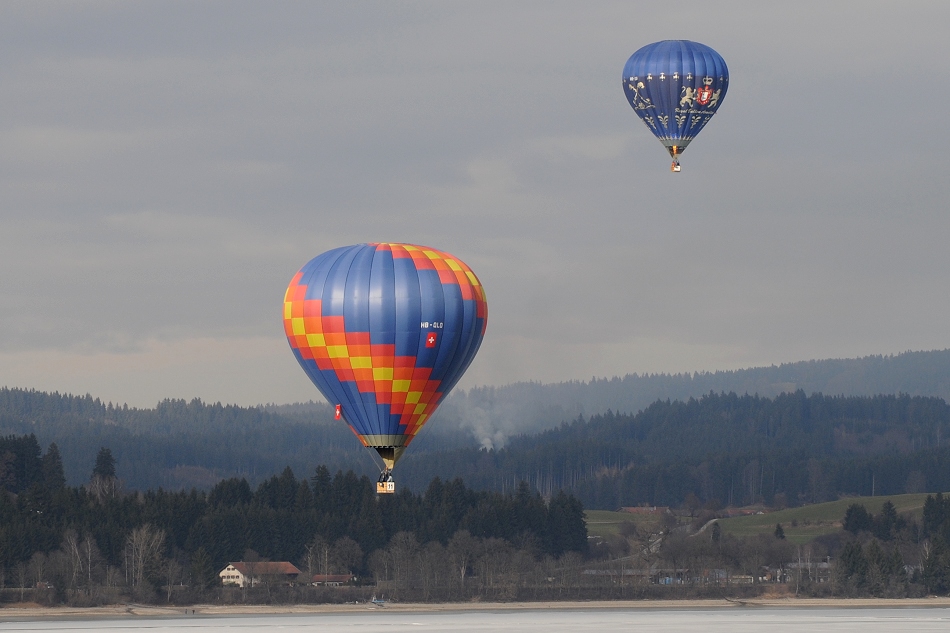 Heißluftballone HB-QLO und OE-ZLB über dem Forggensee