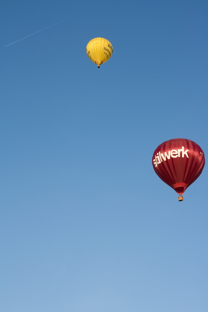 Heißluftballons am Himmel