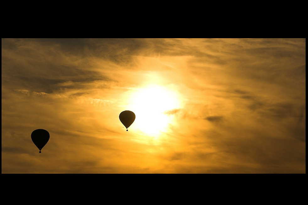 Heißluftballons auf dem Weg zur Sonne