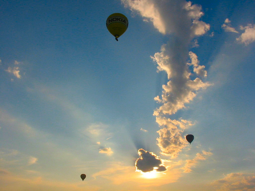 Heißluftballons im Sonnenuntergang