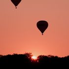 Heißluftballons im Sonnenuntergang