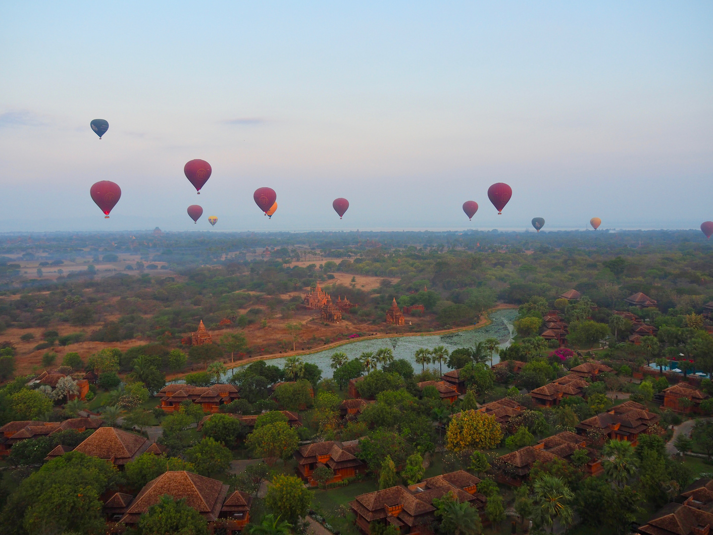 Heißluftballons über Bagan