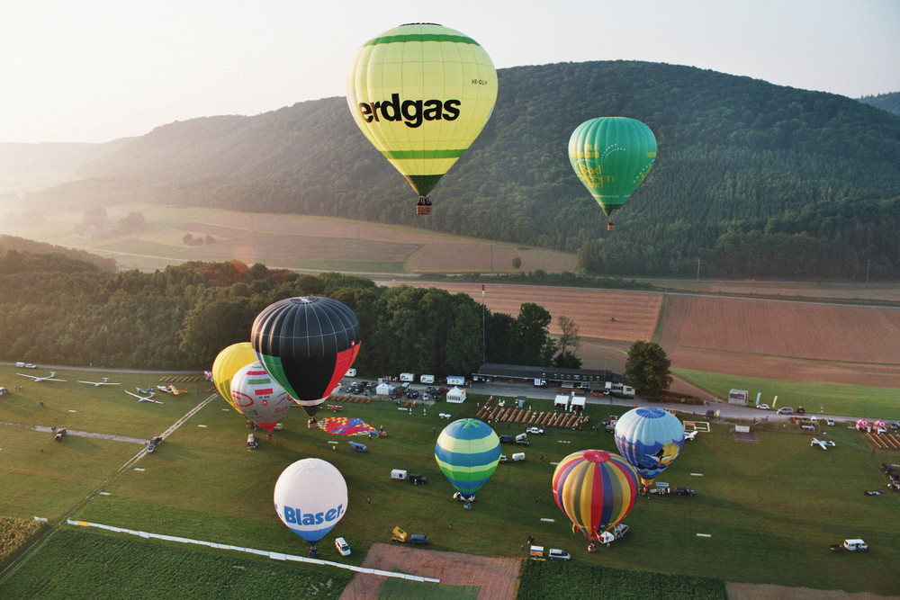 Heissluftballonstart an der Aero-Show auf dem Flugplatz Schmerlat/SH