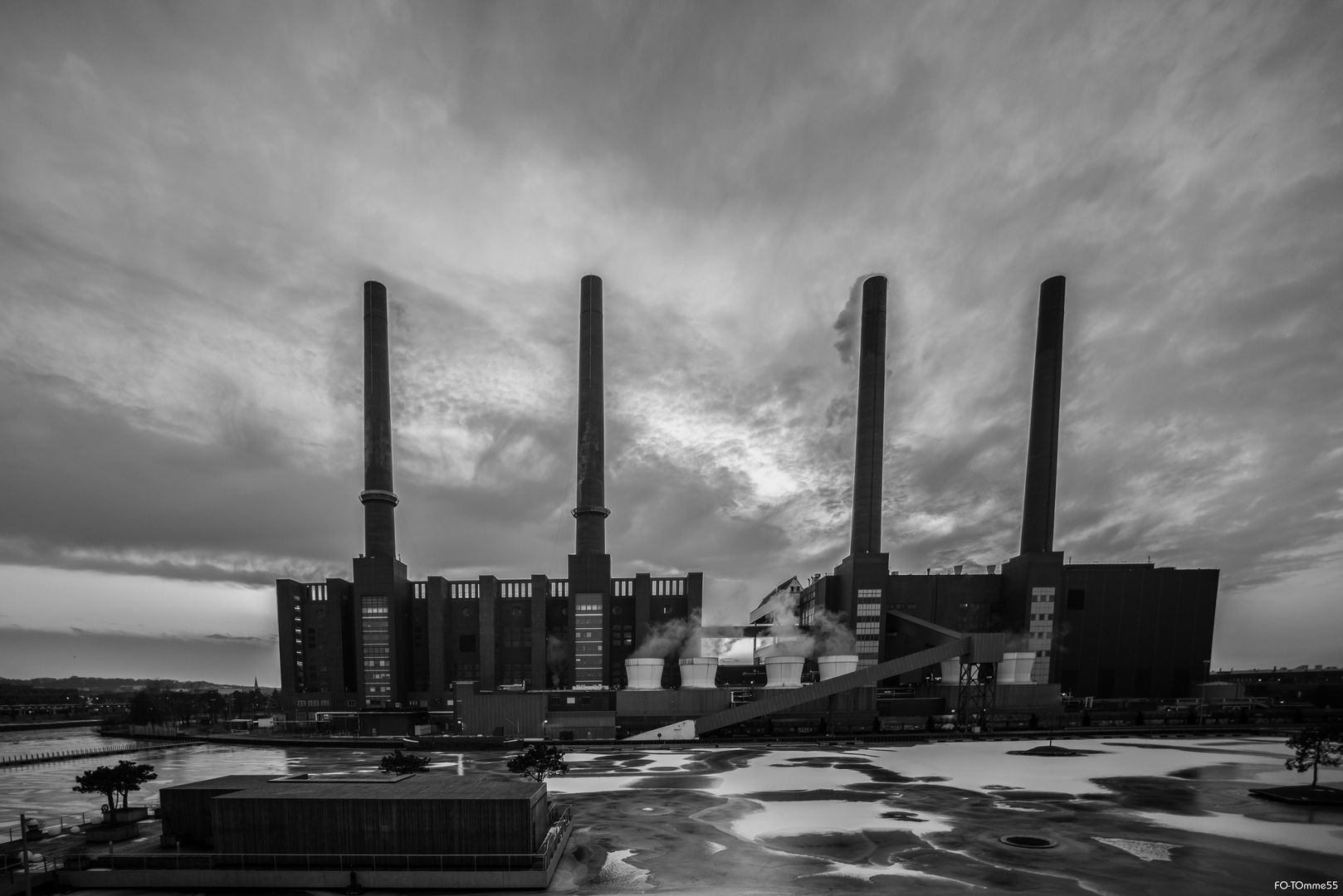 Heizkraftwerk am kalten Winterabend