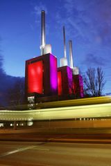 Heizkraftwerk bei Nacht