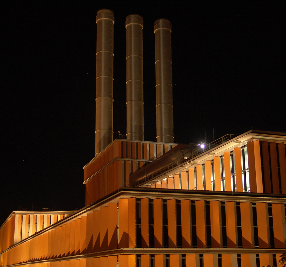 Heizkraftwerk bei Nacht