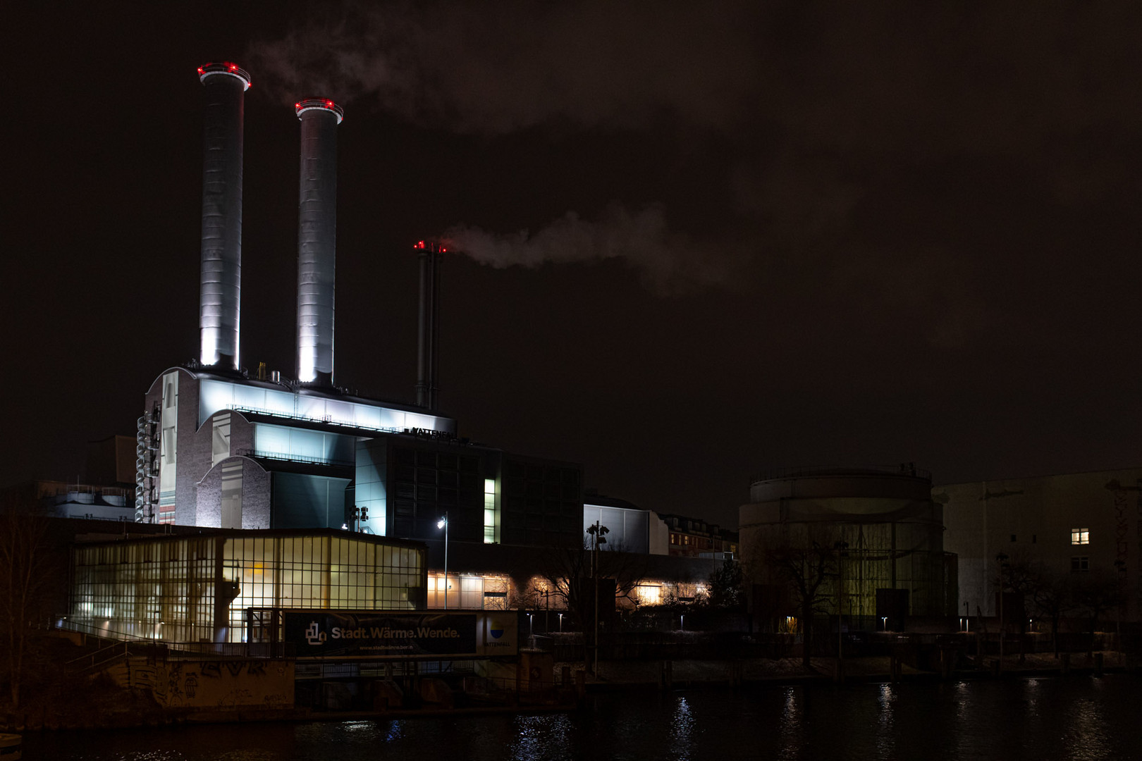 Heizkraftwerk in Berlin in stiller kalter Nacht