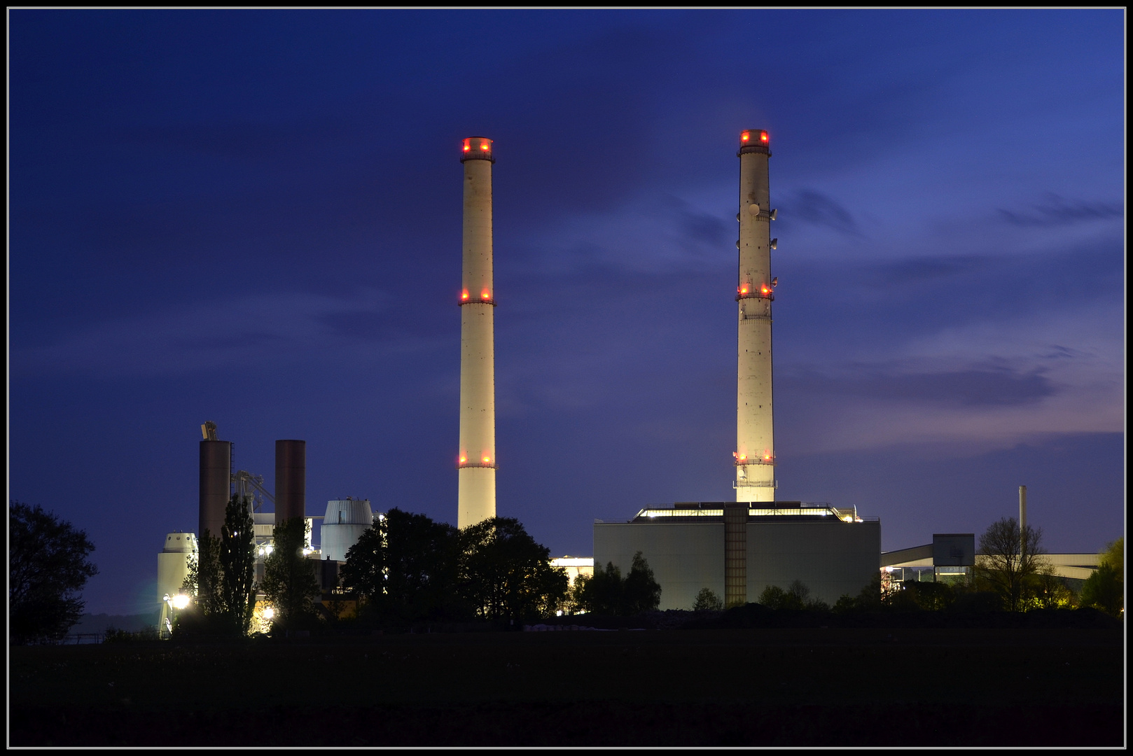 Heizkraftwerk Wedel zur blauen Stunde