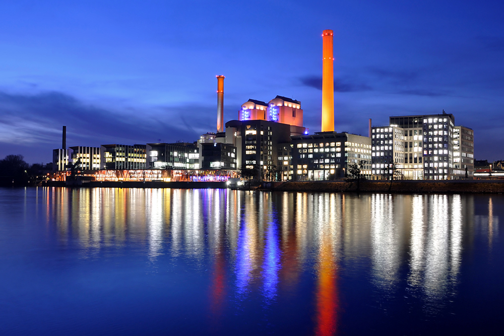 Heizkraftwerk zur blauen Stunde