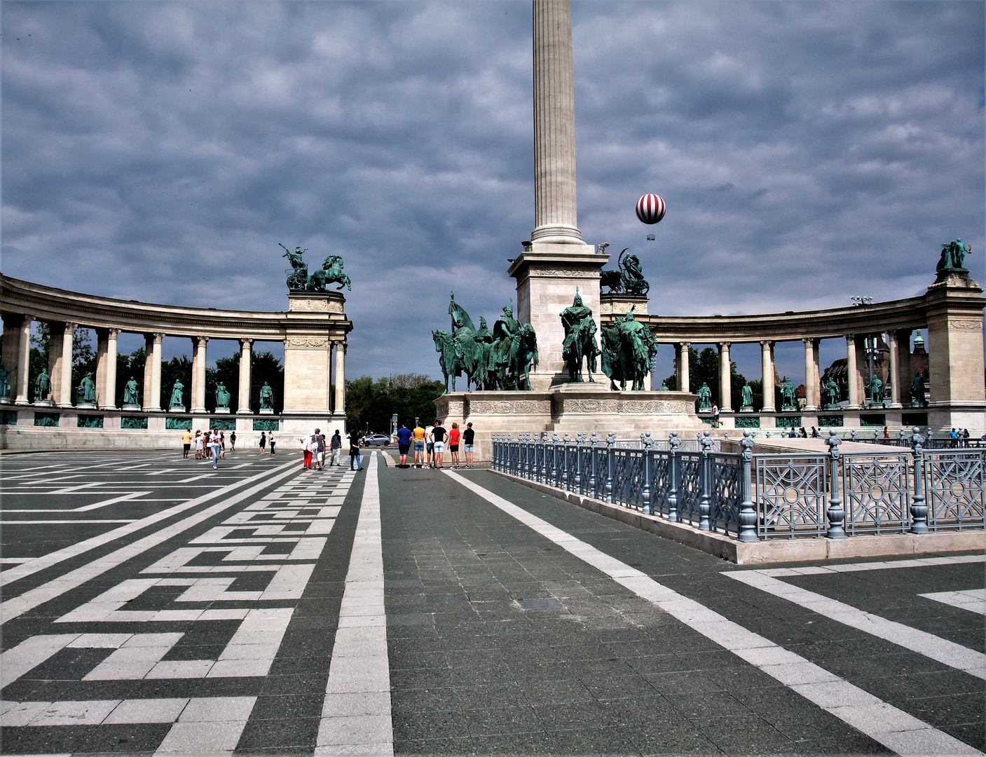 Heldenplatz  --  BUDAPEST (1)