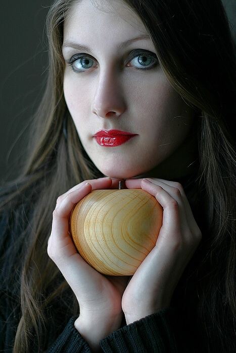 Helena mit Apfel