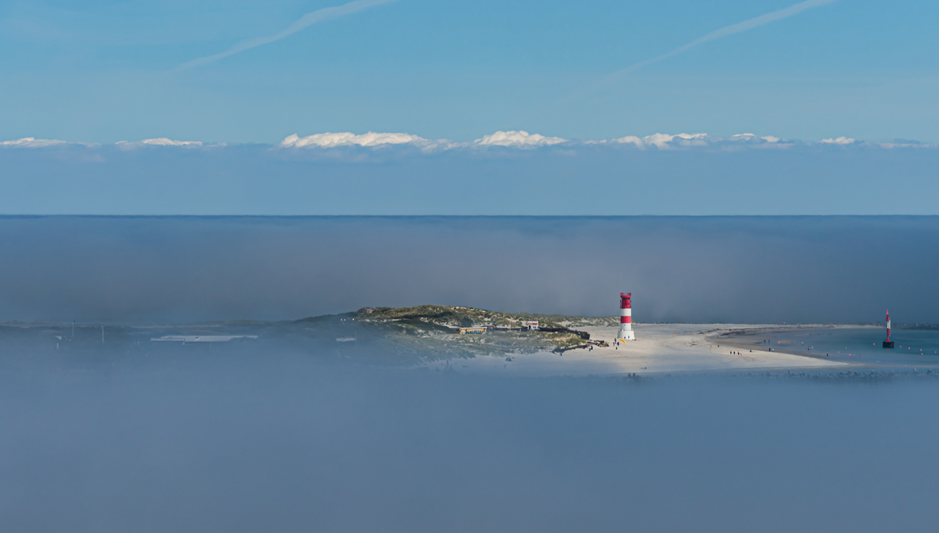 Helgoländer Düne durchbricht den morgendlichen Nebel