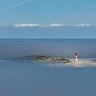 Helgoländer Düne durchbricht den morgendlichen Nebel