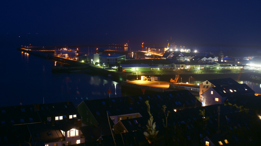 Helgoländer Hafen bei Nacht