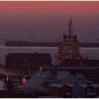 Helgoländer Hafen im Morgenrot