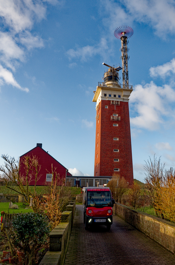 Helgoland: Der Leuchtturm in der Mittagssonne im Winter.
