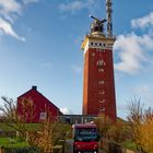 Helgoland: Der Leuchtturm in der Mittagssonne im Winter.