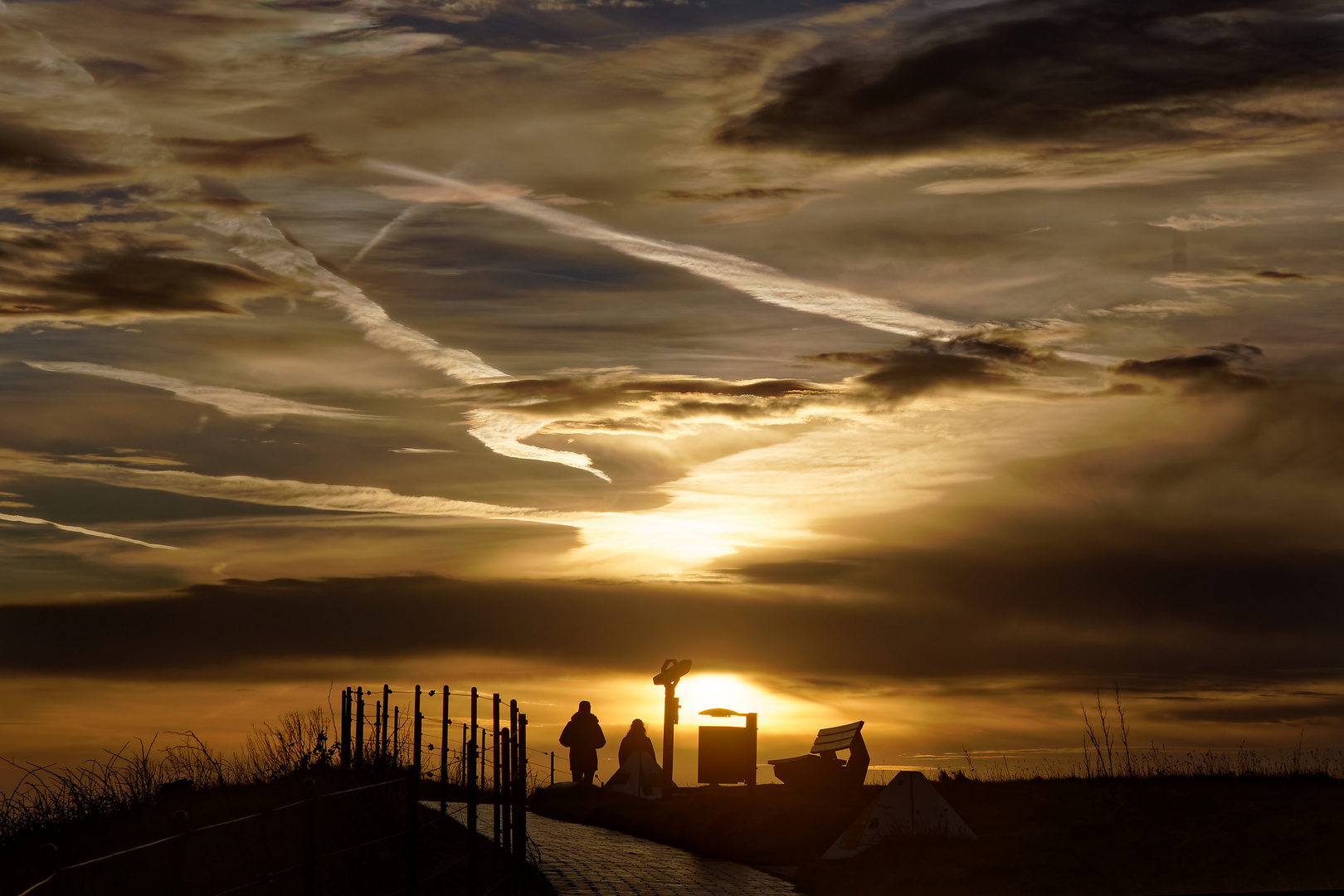 Helgoland: Die Sonne kommt kurz durch die Wolken an einem  Nachmittag im Winter