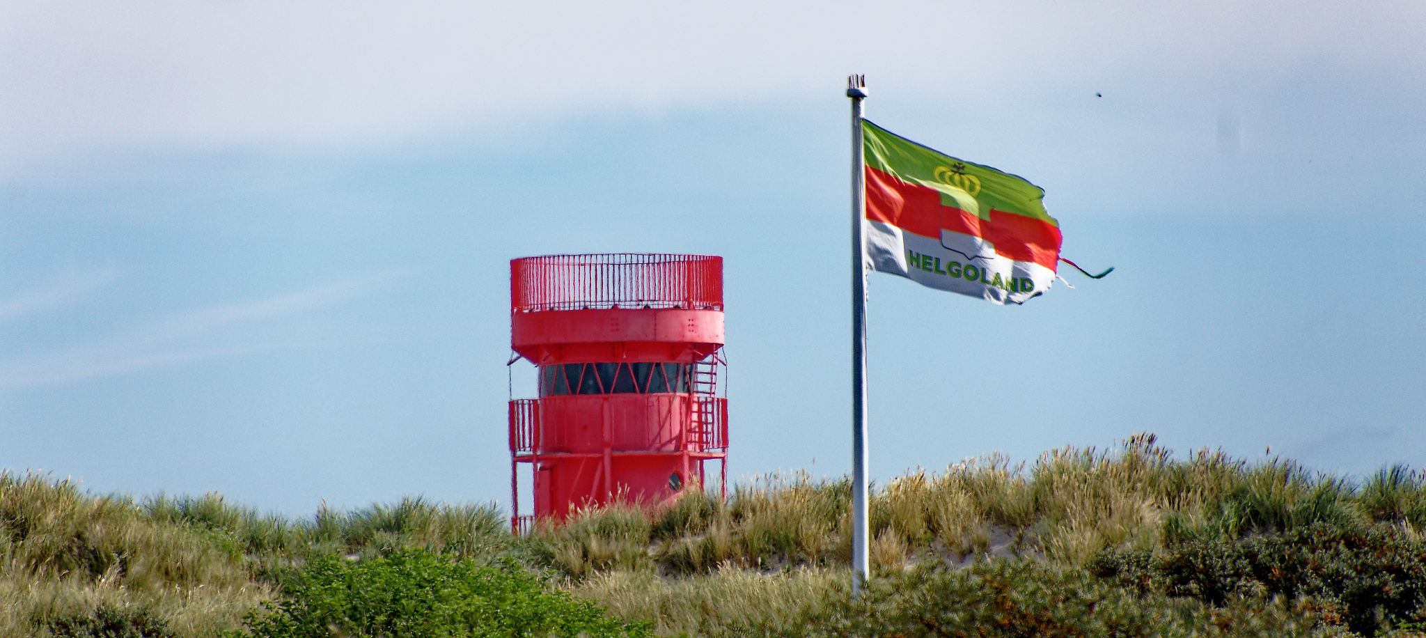 Helgoland: Leuchtturm auf der Düne mit Helgolandfahne