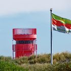 Helgoland: Leuchtturm auf der Düne mit Helgolandfahne