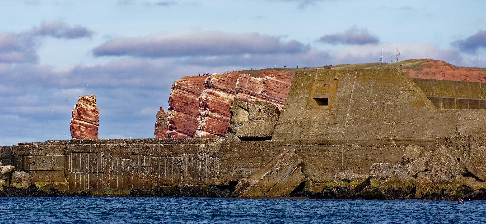 Helgoland mit alter Bunkeranlage im Vordergrund