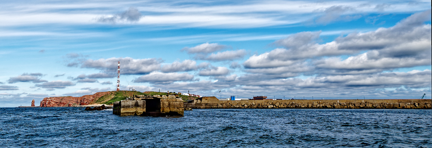 Helgoland mit Zeugen aus der Vergangenheit und Langer Anna ganz links