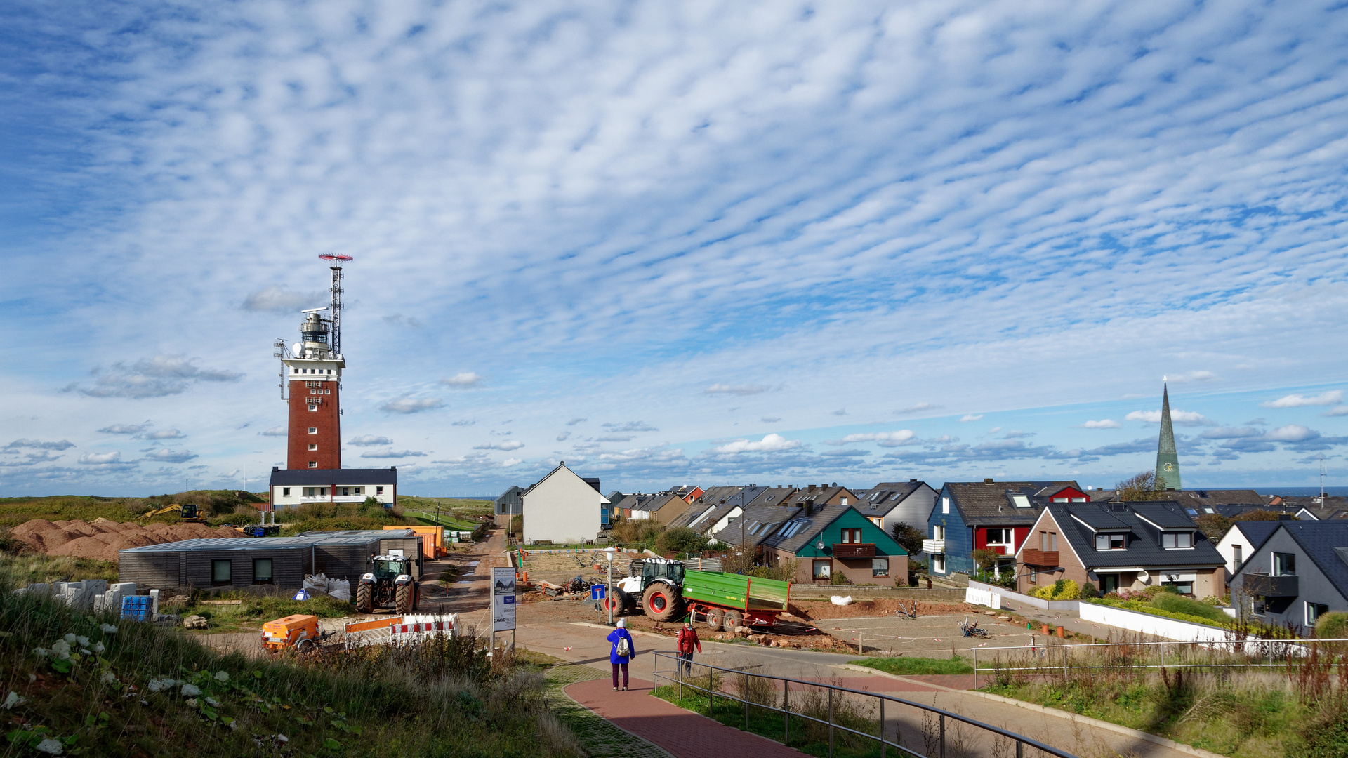 Helgoland: Oberland mit Leuchtturm und tollem Himmel