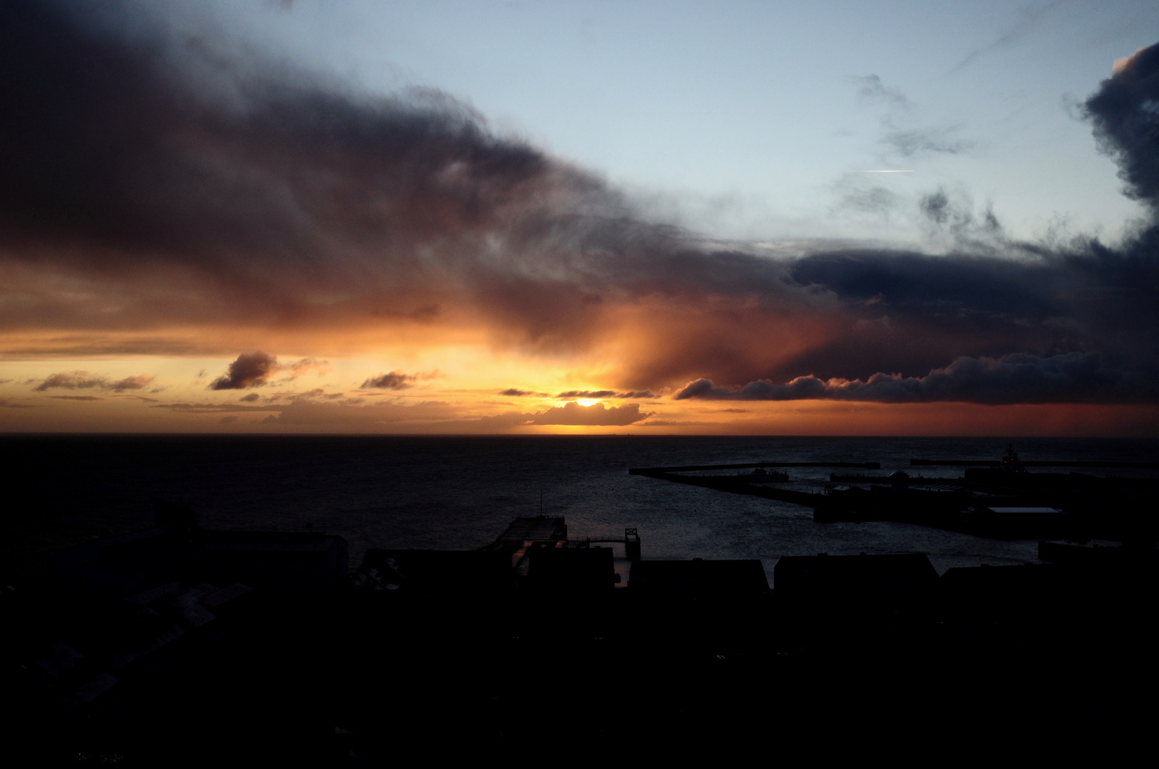 Helgolands Hafen im Sonnenuntergang 