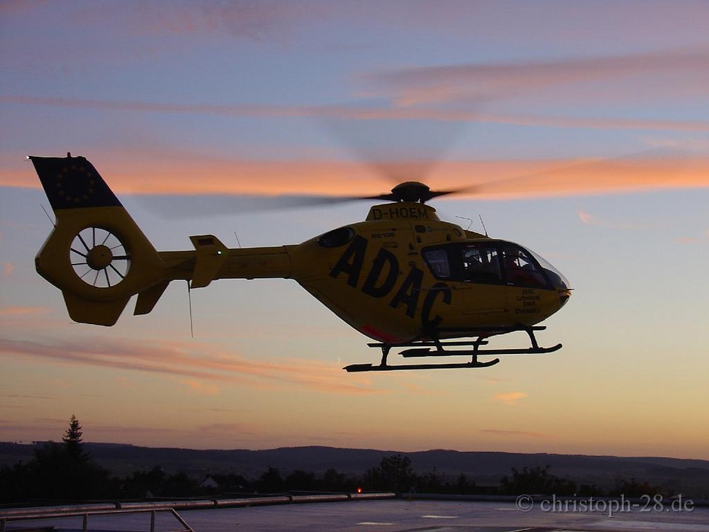 Heli at Sunset beim Aufsetzten auf das Helipad