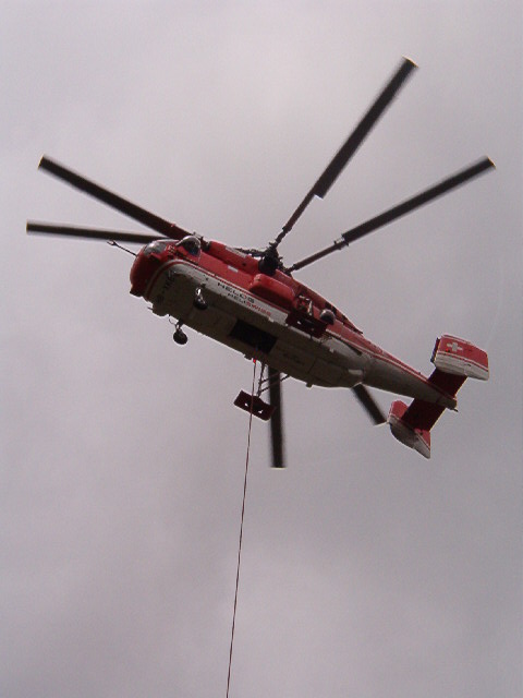 Heli beim Montageflug