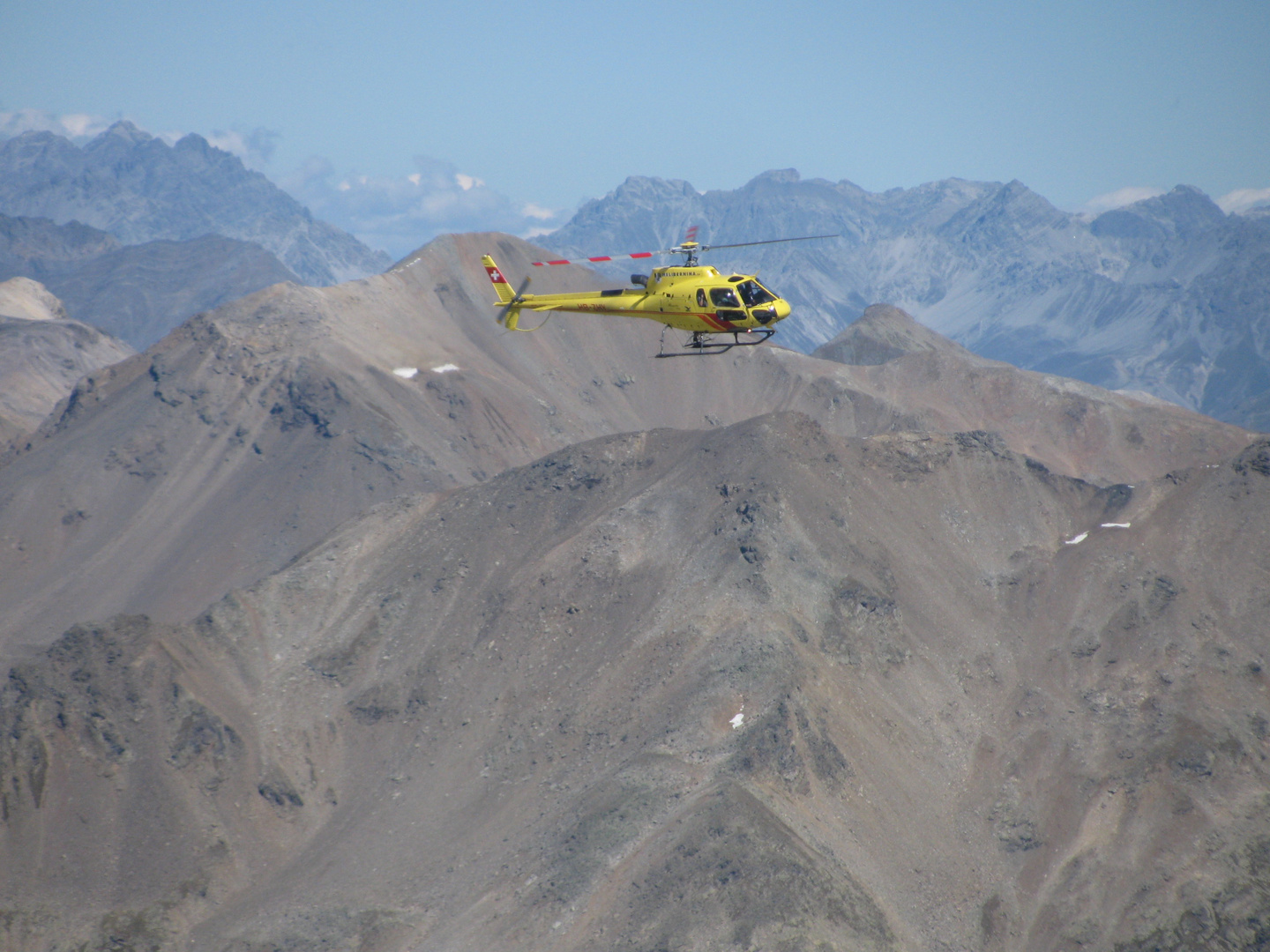 Heli Bernina über den Engadiner Bergen