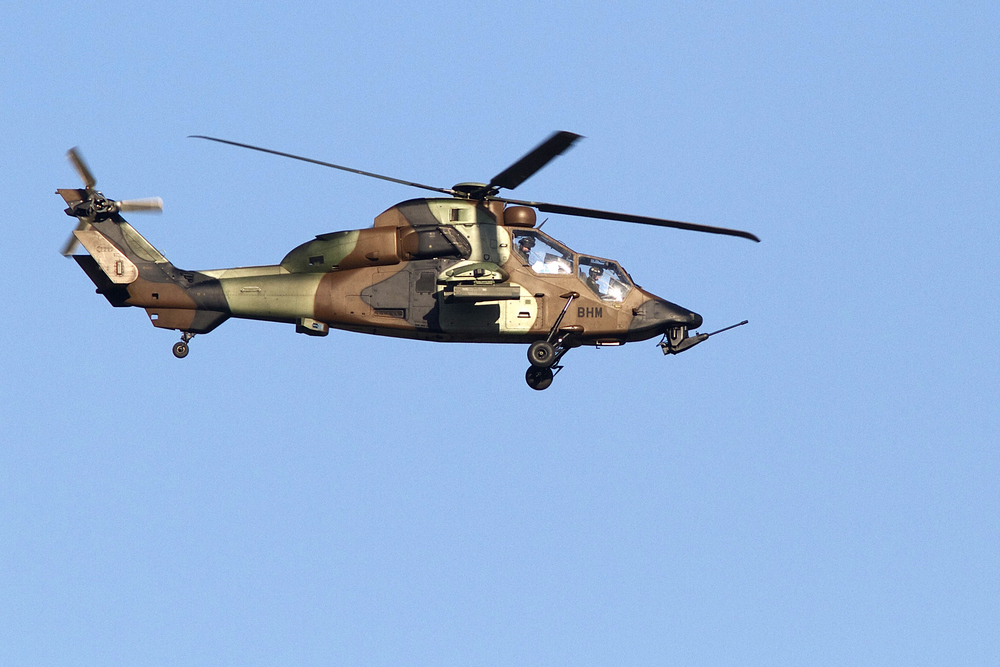 Hélicoptère dans le ciel azur-1