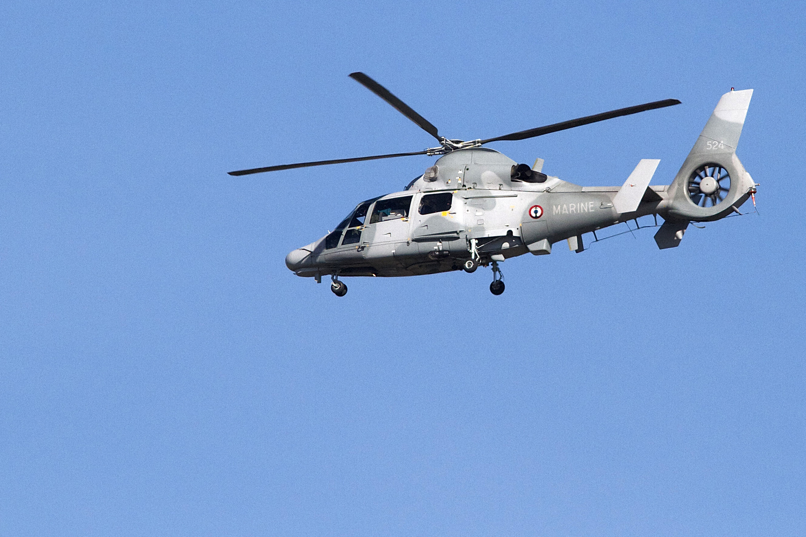 Hélicoptère dans le ciel azur-2