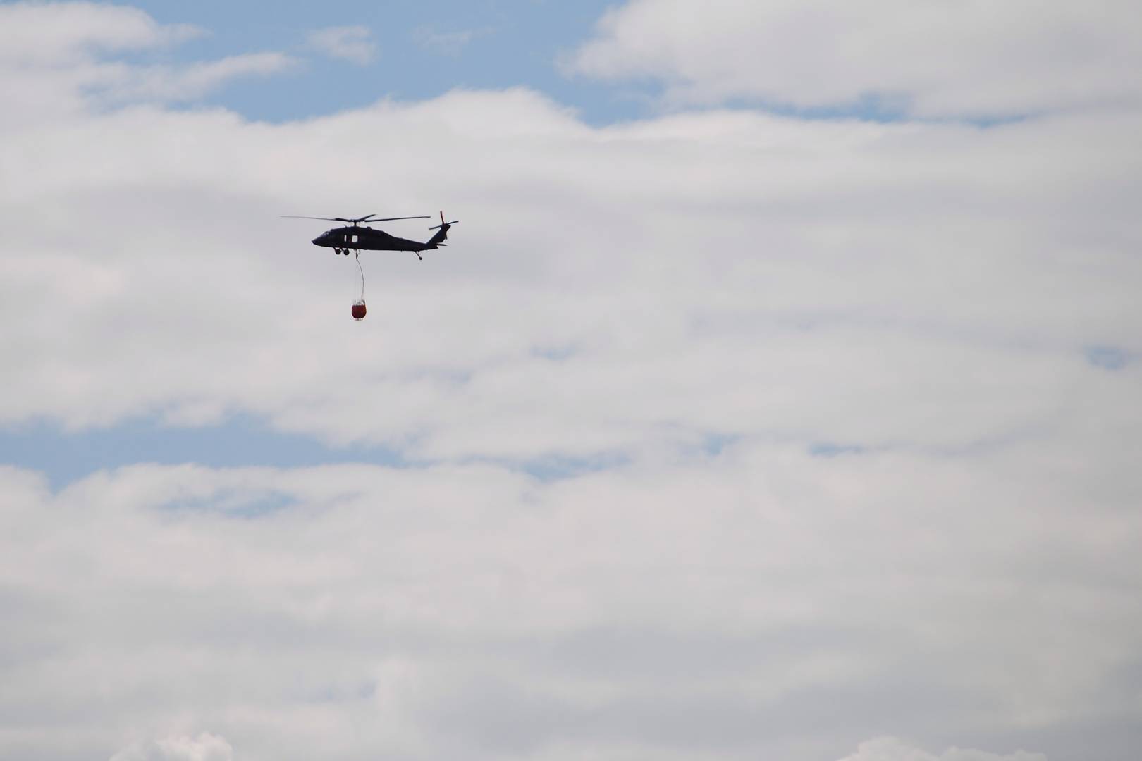 Helicóptero Black Hawk apagando los incendios de los cerros Bogotanos