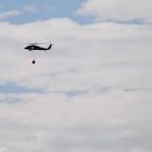 Helicóptero Black Hawk apagando los incendios de los cerros Bogotanos