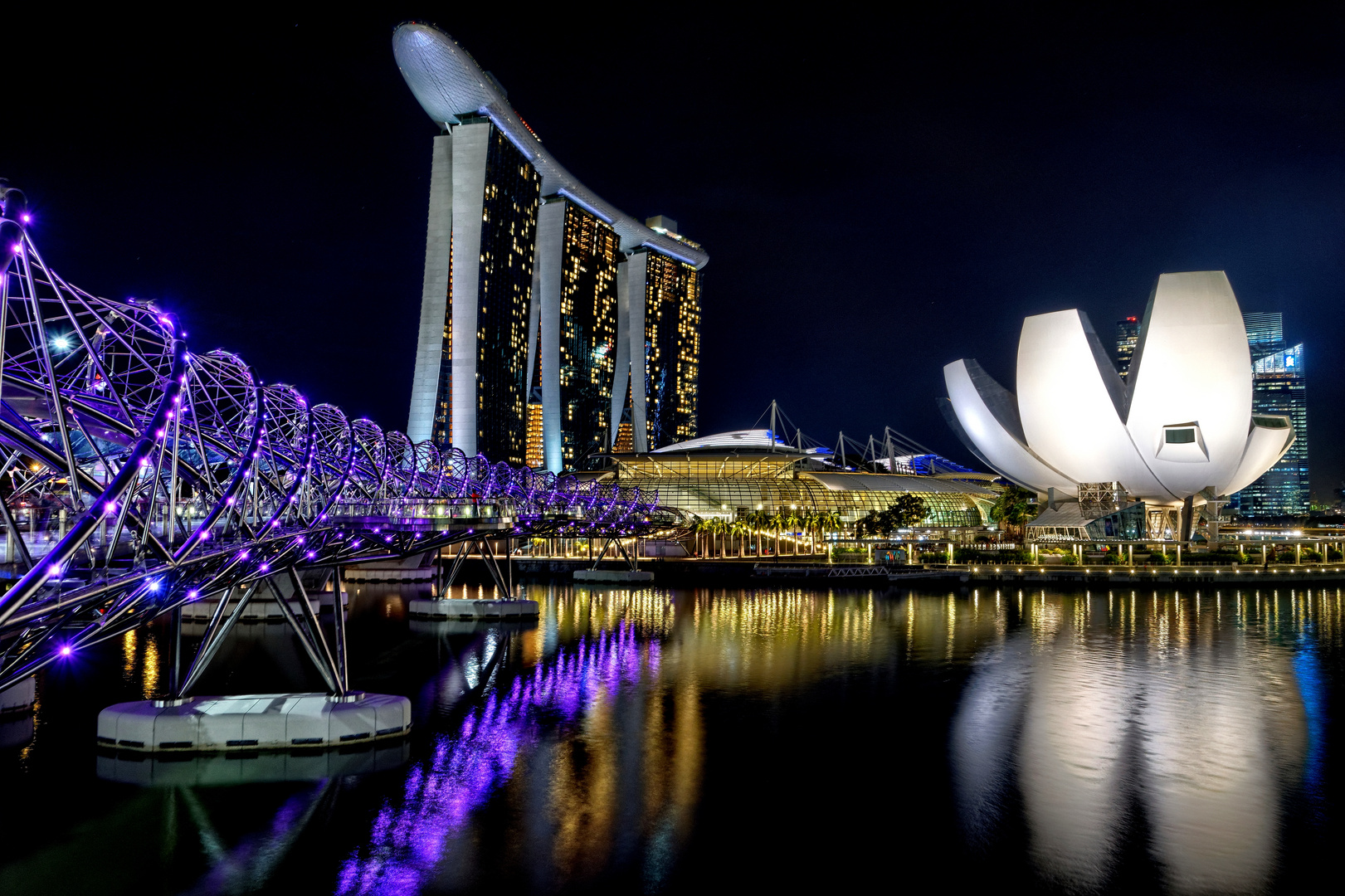 Helix Bridge, Art Science Museum und Marina Bay Sands Hotel in Singapore