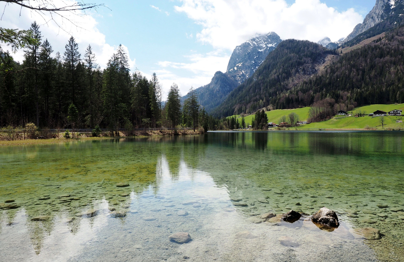 Hell und klar das Wasser des Hintersee